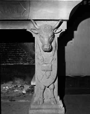 Intérieur : détail d'un montant de la cheminée décoré d'une vache en bas-relief. © Région Bourgogne-Franche-Comté, Inventaire du patrimoine