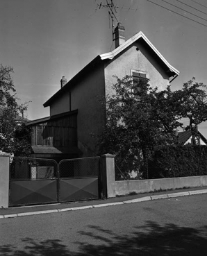 Vue d'ensemble depuis l'entrée de la cour. © Région Bourgogne-Franche-Comté, Inventaire du patrimoine