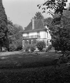 Façade sur jardin, de trois quarts droit. © Région Bourgogne-Franche-Comté, Inventaire du patrimoine
