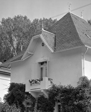 Détail de la toiture et de la fenêtre du 1er étage. © Région Bourgogne-Franche-Comté, Inventaire du patrimoine