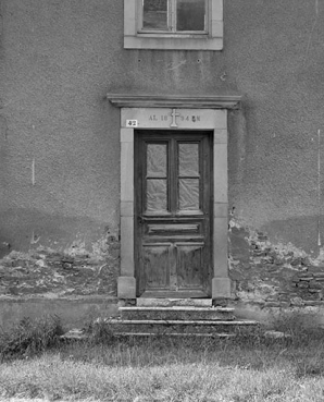 Façade antérieure ; détail porte piétonne. © Région Bourgogne-Franche-Comté, Inventaire du patrimoine