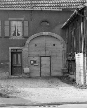 Façade antérieure ; porte piétonne et porte de grange. © Région Bourgogne-Franche-Comté, Inventaire du patrimoine
