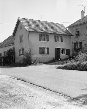 Façade antérieure et façade latérale gauche. © Région Bourgogne-Franche-Comté, Inventaire du patrimoine