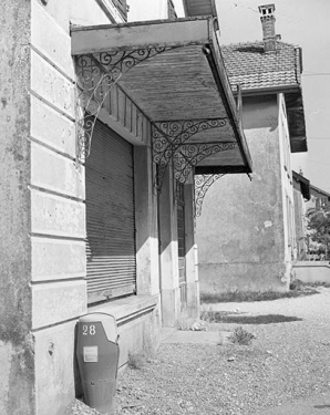 Façade antérieure ; détail : marquise. © Région Bourgogne-Franche-Comté, Inventaire du patrimoine