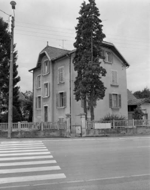 Façade antérieure et latérale droite. © Région Bourgogne-Franche-Comté, Inventaire du Patrimoine