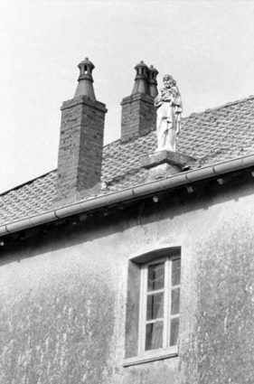 Façade antérieure : baie et statue de saint Joseph. © Région Bourgogne-Franche-Comté, Inventaire du patrimoine