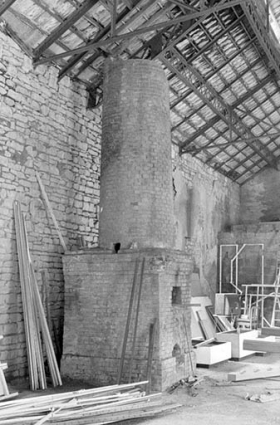 Atelier de réparation, intérieur : base de cheminée. © Région Bourgogne-Franche-Comté, Inventaire du patrimoine