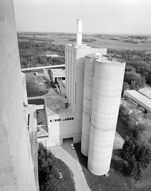Atelier de fabrication et silos en avant du four rotatif, depuis le haut des silos. © Région Bourgogne-Franche-Comté, Inventaire du patrimoine