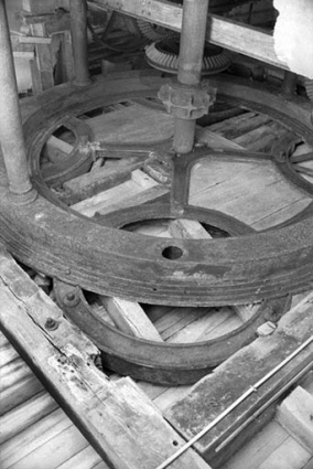 Minoterie, rez-de-chaussée : support des meules et transmission (beffroi). © Région Bourgogne-Franche-Comté, Inventaire du patrimoine