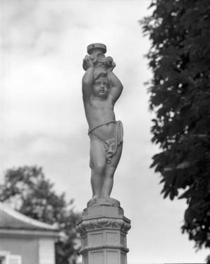 Détail du système d'éclairage de la cour de l'habitation : enfant porte-torchère. © Région Bourgogne-Franche-Comté, Inventaire du patrimoine