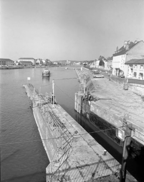 L'écluse, quai Villeneuve, portes ouvertes, avec une péniche. © Région Bourgogne-Franche-Comté, Inventaire du patrimoine