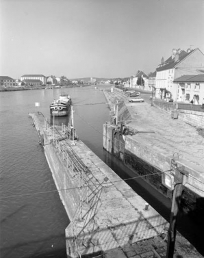 L'écluse, quai Villeneuve, portes ouvertes, avec péniche se rapprochant. © Région Bourgogne-Franche-Comté, Inventaire du patrimoine