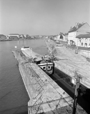 L'écluse de trois quarts gauche, avec une péniche s'engageant dans le chenal. © Région Bourgogne-Franche-Comté, Inventaire du patrimoine