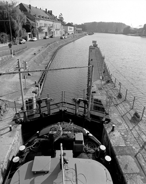 L'écluse et le quai Vergy, avec l'avant d'une péniche au premier plan. © Région Bourgogne-Franche-Comté, Inventaire du patrimoine