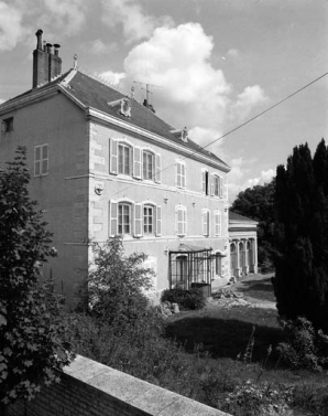 Façade antérieure de trois quarts gauche. © Région Bourgogne-Franche-Comté, Inventaire du patrimoine