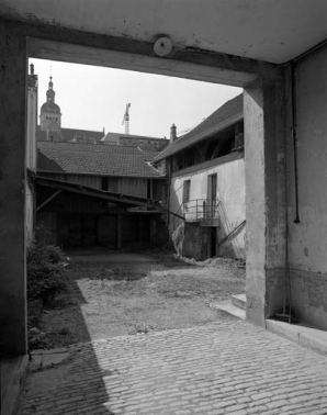 Hangar en fond de cour et logement avec séchoir à droite. © Région Bourgogne-Franche-Comté, Inventaire du patrimoine