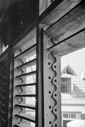 Pièce de séchage, étage de comble : détail du système de fermeture à lamelles mobiles. © Région Bourgogne-Franche-Comté, Inventaire du patrimoine