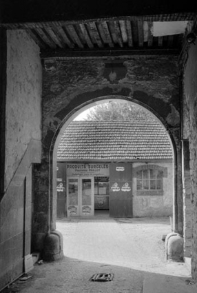 Façade antérieure du corps de bâtiment principal, depuis le porche d'entrée. © Région Bourgogne-Franche-Comté, Inventaire du patrimoine