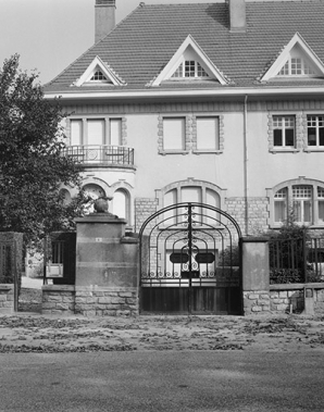 Portail de la cour et façade antérieure du 5 avenue Ernest Solvay. © Région Bourgogne-Franche-Comté, Inventaire du patrimoine