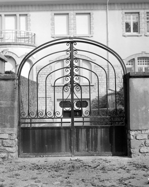Portail de la cour du 5 avenue Ernest Solvay. © Région Bourgogne-Franche-Comté, Inventaire du patrimoine