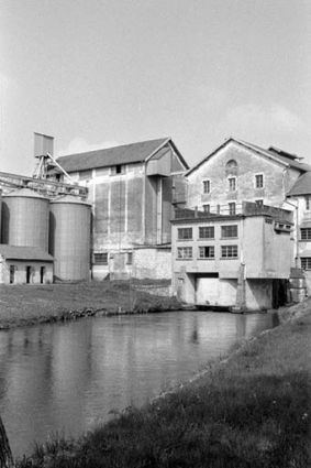 Bâtiment d'eau (J), atelier de fabrication (L) et silos (D) vus du sud-ouest. © Région Bourgogne-Franche-Comté, Inventaire du patrimoine