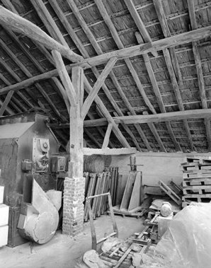 Charpente du hangar à terre (25) : détail d'un poteau. © Région Bourgogne-Franche-Comté, Inventaire du patrimoine