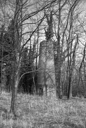 Colonnes métalliques disposées en cercle. © Région Bourgogne-Franche-Comté, Inventaire du patrimoine