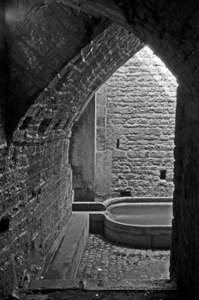 Fontaine vue depuis le souterrain d'accés. © Région Bourgogne-Franche-Comté, Inventaire du patrimoine