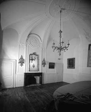 Intérieur : salon, vue de la cheminée et du plafond. © Région Bourgogne-Franche-Comté, Inventaire du patrimoine