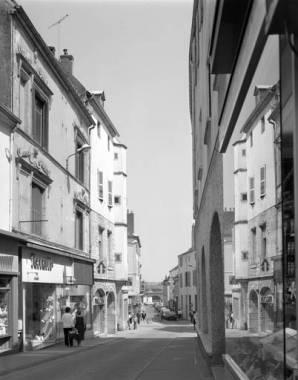 Vue de la Grande rue au niveau du n° 99. © Région Bourgogne-Franche-Comté, Inventaire du patrimoine