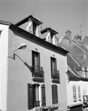Maison du 18e siècle, AB 321 Grande rue (repérée) : vue du premier et du second étage de trois quarts gauche. © Région Bourgogne-Franche-Comté, Inventaire du patrimoine