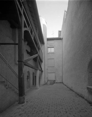 Galerie de liaison et façade antérieure du logement sur cour. © Région Bourgogne-Franche-Comté, Inventaire du patrimoine