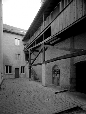 Galerie de liaison et façade postérieure du bâtiment sur rue. © Région Bourgogne-Franche-Comté, Inventaire du patrimoine