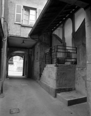 Escalier extérieur et porche d'entrée depuis le fond de la cour. © Région Bourgogne-Franche-Comté, Inventaire du patrimoine