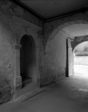 Détail : porte d'entrée à droite sous le porche. © Région Bourgogne-Franche-Comté, Inventaire du patrimoine