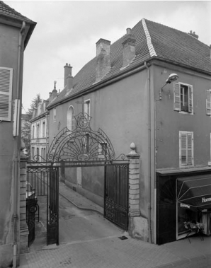 Grille d'entrée de la cour côté Grande Rue : ouverte et de trois quarts droite. © Région Bourgogne-Franche-Comté, Inventaire du patrimoine