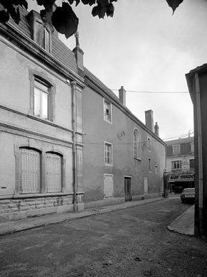 Façade latérale gauche avec une baie d'origine en plein cintre. © Région Bourgogne-Franche-Comté, Inventaire du patrimoine