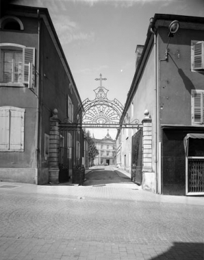 Grille d'entrée de la cour côté Grande Rue : ouverte et de face. © Région Bourgogne-Franche-Comté, Inventaire du patrimoine