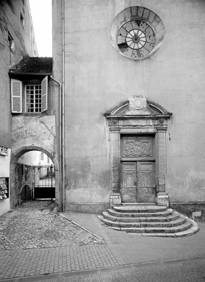 Chapelle : façade antérieure, détail du portail d'entrée avec l'oculus. © Région Bourgogne-Franche-Comté, Inventaire du patrimoine