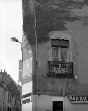 Détail : mur à angle coupé et en encorbellement entre la façade antérieure et la façade latérale droite. © Région Bourgogne-Franche-Comté, Inventaire du patrimoine