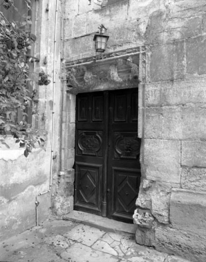 Façade postérieure. Détail : porte d'entrée de l'escalier hors-oeuvre. © Région Bourgogne-Franche-Comté, Inventaire du patrimoine