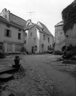 Vue d'ensemble des logements annexes à gauche de la cour. © Région Bourgogne-Franche-Comté, Inventaire du patrimoine