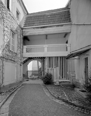 Détail : galerie de liaison entre logement gauche sur cour et bâtiment sur rue. © Région Bourgogne-Franche-Comté, Inventaire du patrimoine