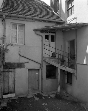 Détail du petit escalier desservant le logement en fond de cour, issu du grand escalier à retours sans jour. © Région Bourgogne-Franche-Comté, Inventaire du patrimoine