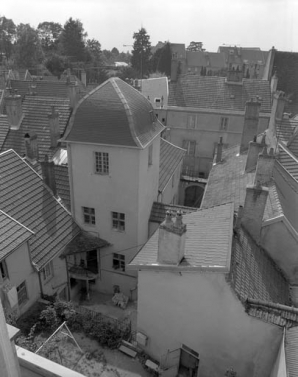 Vue plongeante sur les bâtiments depuis le dessus de la terrasse. © Région Bourgogne-Franche-Comté, Inventaire du patrimoine