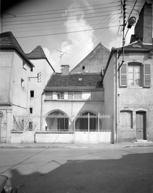 Vue du portique et de la galerie donnant sur la cour. © Région Bourgogne-Franche-Comté, Inventaire du patrimoine