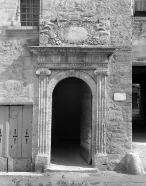 Détail de la porte d'entrée de l'escalier demi hors-oeuvre sur rue : porte ouverte. © Région Bourgogne-Franche-Comté, Inventaire du patrimoine