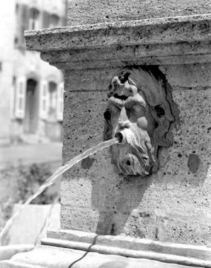 Détail : tête d'homme bouche ouverte, de trois quarts droit, avec angle du socle. © Région Bourgogne-Franche-Comté, Inventaire du patrimoine