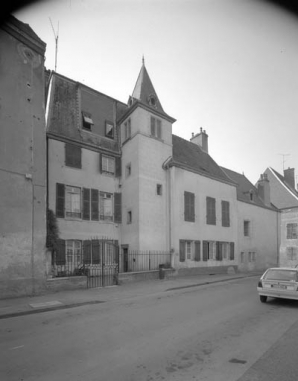 Façade antérieure de trois quarts gauche. © Région Bourgogne-Franche-Comté, Inventaire du patrimoine