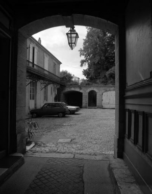 La cour, les remises et l'aile gauche depuis le passage couvert. © Région Bourgogne-Franche-Comté, Inventaire du patrimoine